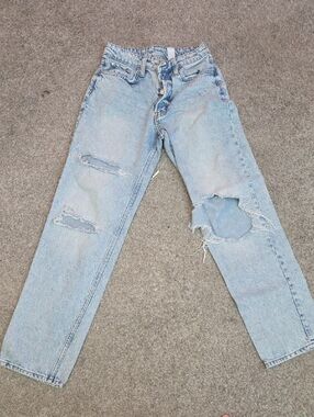 Light Wash Distressed High-Rise Jeans - Ripped Knee Detail